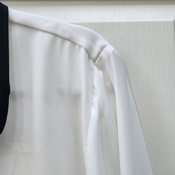 T Tahari White Button Down Blouse Size XL with Black Trim - Picture 11 of 12